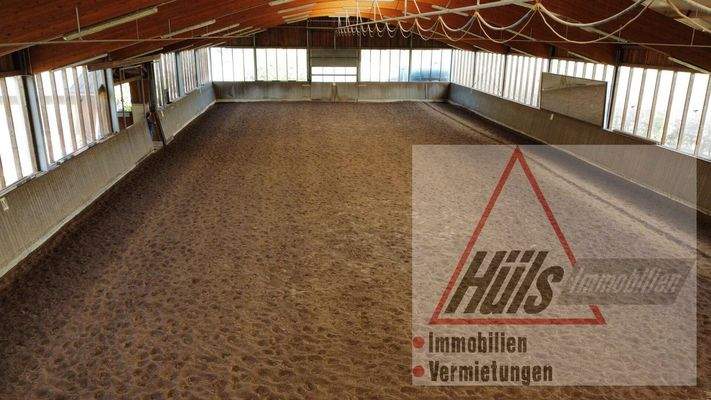 Reithalle mit Bewässerung