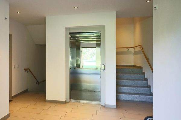Aufzug im Treppenhaus