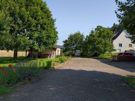 Großer Hof mit vielen Stellmöglichkeiten