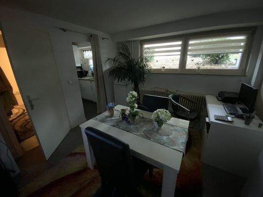 Blick vom Wohnzimmer Richtung Flur, Küche und Essbereich im Souterrain