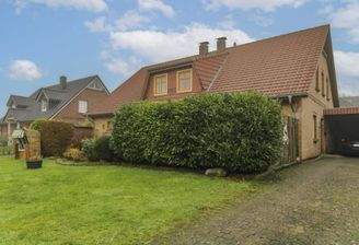 Auffahrt und Vorgarten rechte Seite