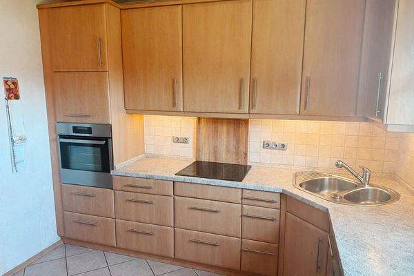 Helle Küche mit Einbaugeräten