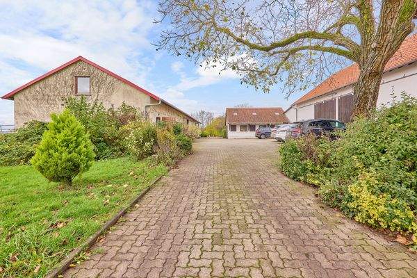 14 Innenhof mit Parkplatz.jpg