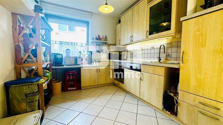 Küche mit Einbauküche