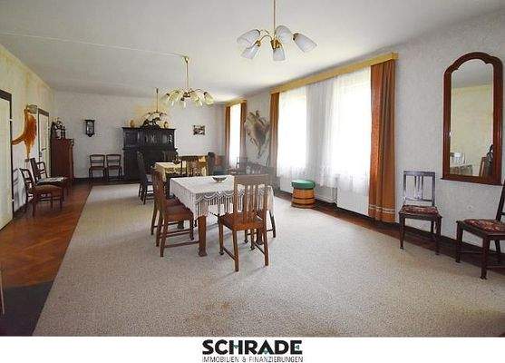 ...großer Saal im Obergeschoss mit Hofblick