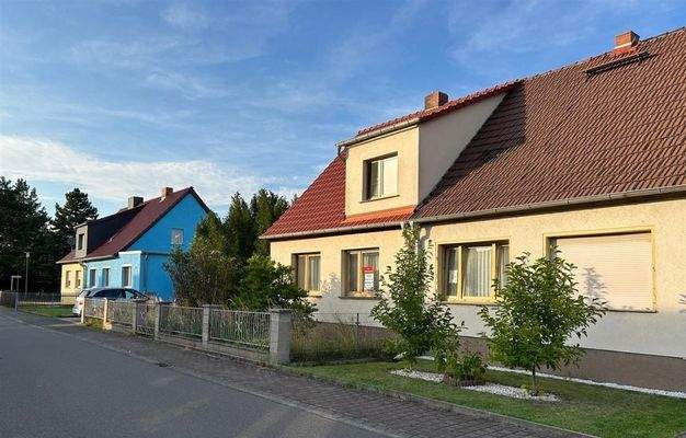 Straßenansicht links