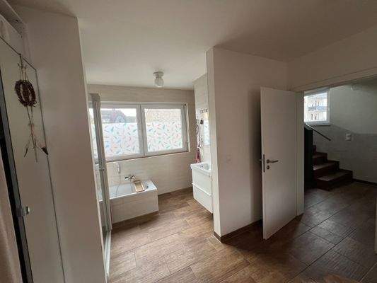 OG: Bad mit Wanne, WC, bodentiefer Dusche und Fenster