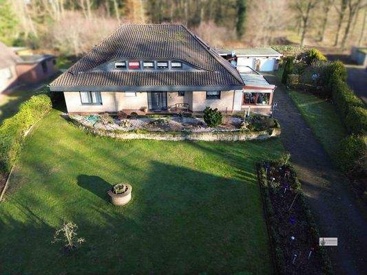 Luftbild aus Westen mit Brunnen und Doppelgarage