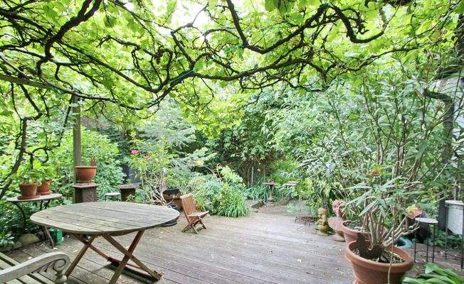 Hintere Terrasse mit Blick in den Garten