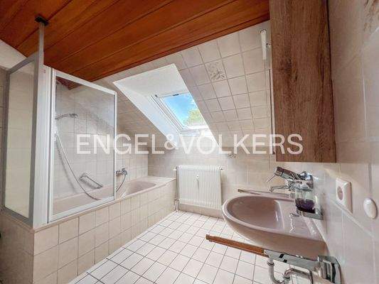 Tageslichtbad mit Duschwanne und Waschmaschinenanschluss