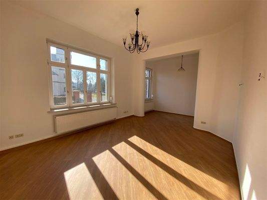 geräumiges Wohnzimmer