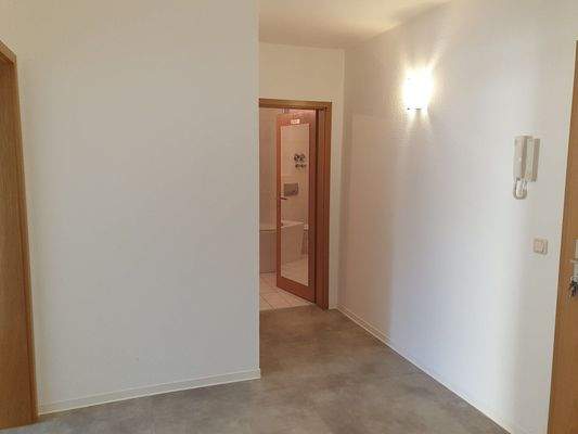 Flur mit Blick ins Bad