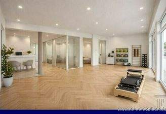 Moderne Physiotherapiepraxis  Einrichtung mittels KI visualisiert