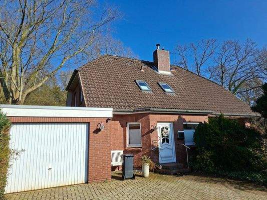 Außenansicht mit Garage