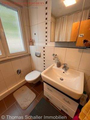 Badezimmer mit Wanne und WC - Obergeschoss