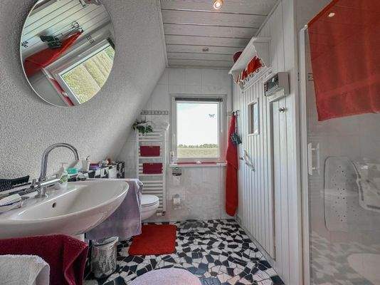 Badezimmer mit Sitzsauna im DG