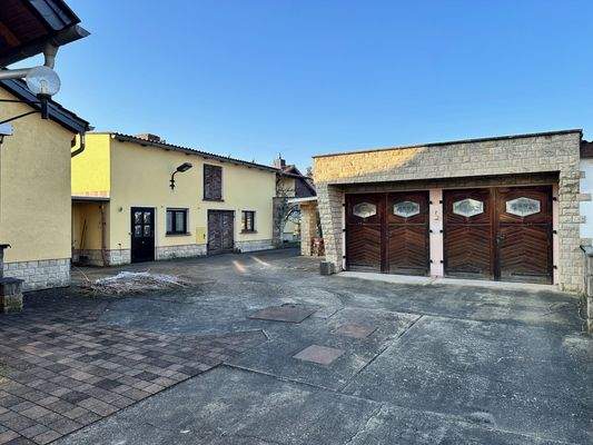 Hof, Doppelgarage und Nebengelass