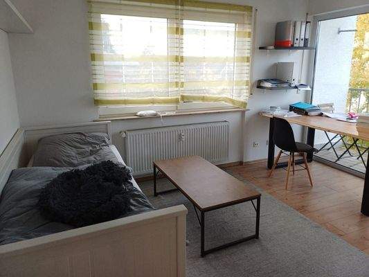 Zimmer mit kleinem Balkon.jpg