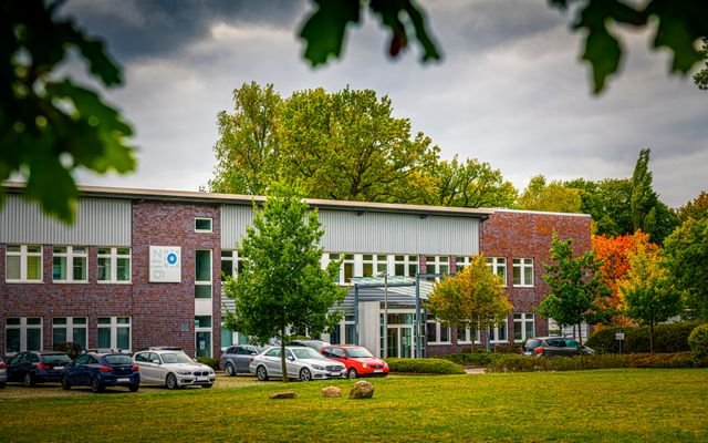 Außenfassade mit Parkplatz, front_2020-10-14 GITZ 