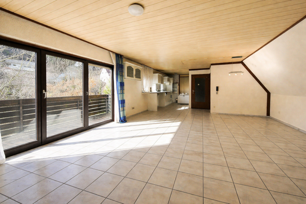 DHH-1-OG_Wohnzimmer mit Balkon