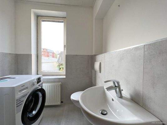 OG Wohnung rechts Bad mit Fenster