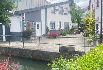 Hausansicht - (Bach ist im Privatbesitz)