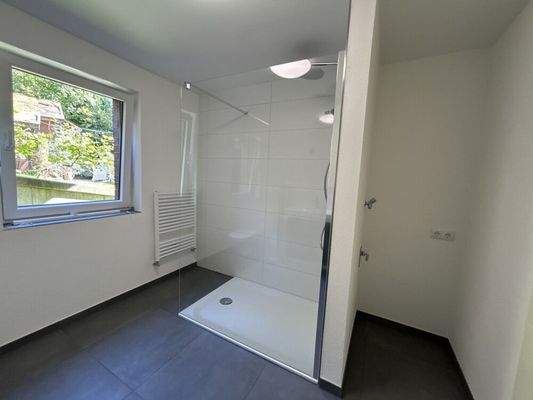 Begehbare Dusche mit Waschmaschinen- und Trockneranschluss