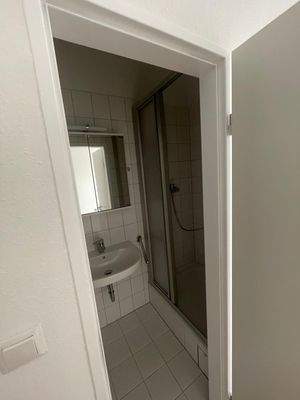 Kleines Badezimmer mit Dusche