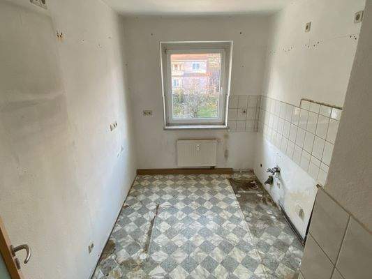 Helle Küche mit Fenster zum Lüften