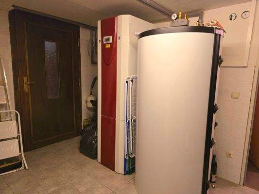 Wärmepumpe mit Speicher links