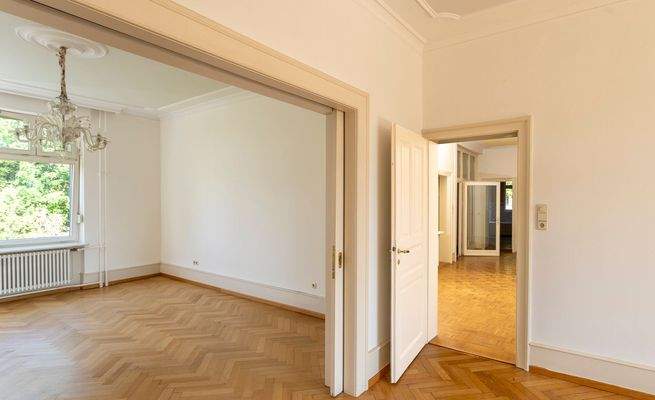 Blick vom Wohnbereich zum Flur im Hochparterre