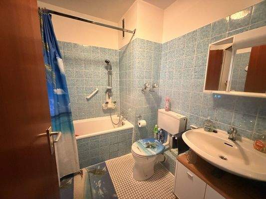 innenliegendes Badezimmer mit Badewanne