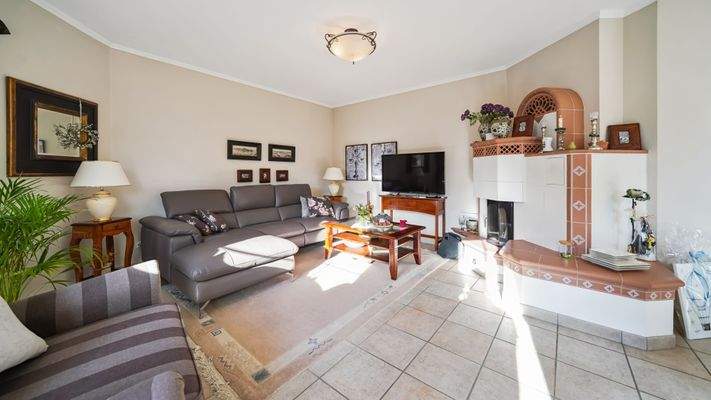 Wohnzimmer mit Kamin