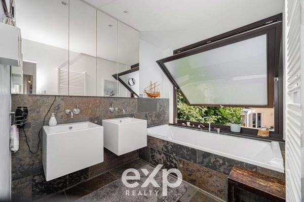 Badezimmer mit Dusche und Bad