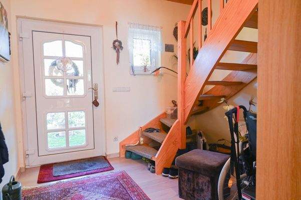 Wir gehen ins Haus, Eingangsbereich, mit Treppe zum Dachgeschoss