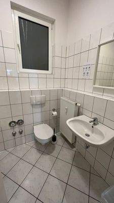 Bad mit WC, Wanne und Waschbecken