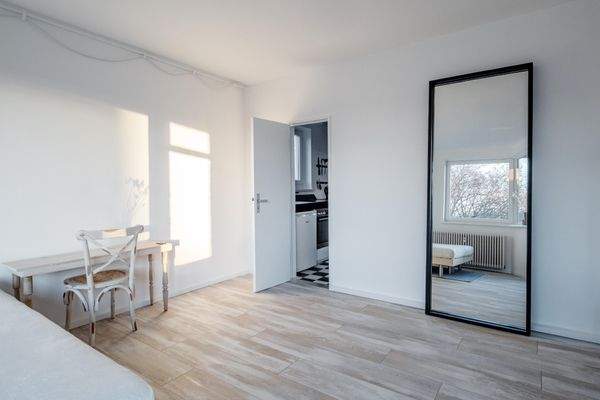 Weitere Ansicht Zimmer mit Blick zur Küche