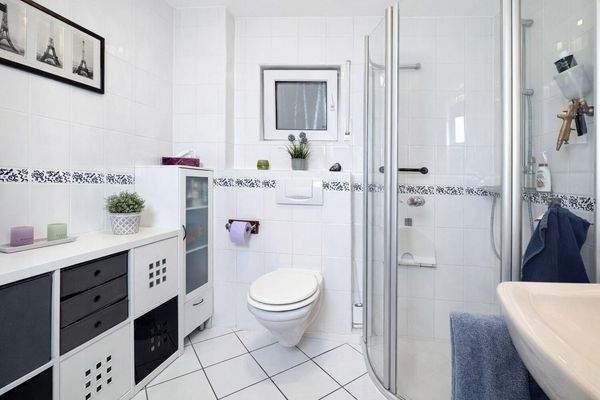 Helles Badezimmer mit zeitloser Ausstattung