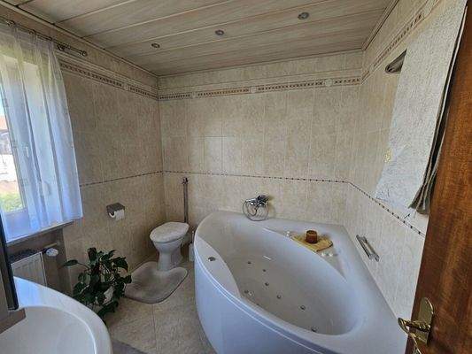 Bad mit Wirlpool (1.OG)