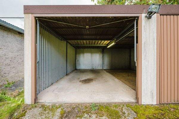 Doppelgarage mit Strom und Licht