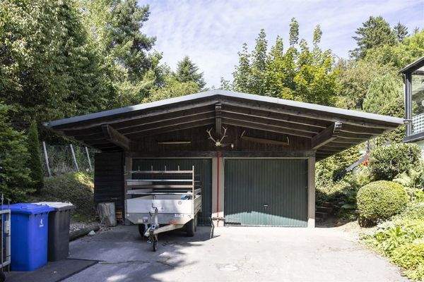 große Garage vor dem Haus