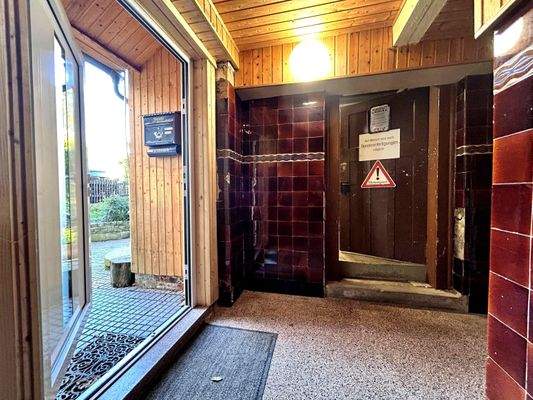 Hauseingang mit Zugang zur Garage/Keller