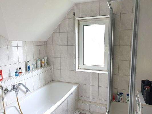 Bad mit Badewanne, Dusche und WC