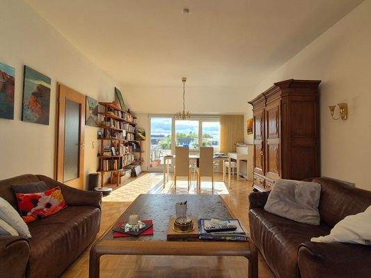 Wohnbereich mit Zugang zum Balkon.jpg