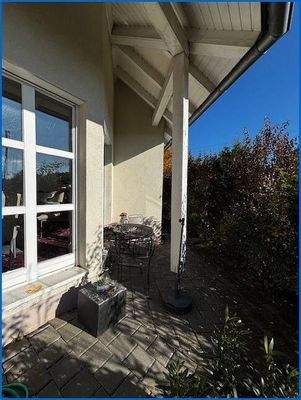 Haus seitlich Sitzplatz