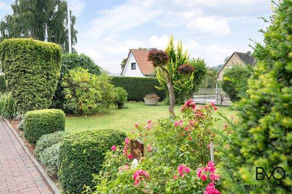 Blick vom Vorgarten in die Nachbarschaft