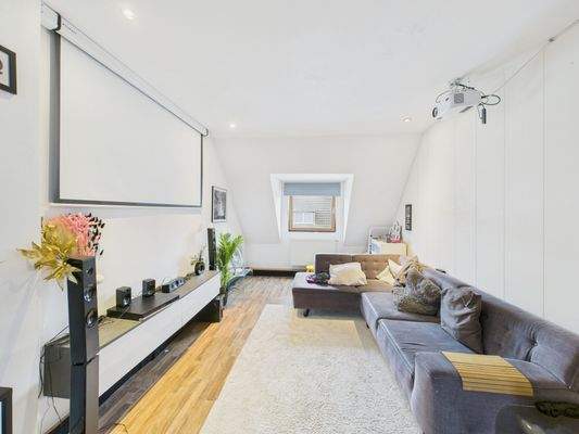 CAM01223G0-PR0168-STILL058