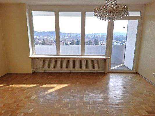 Wohnzimmer mit großer Fensterfront und einem Panoramaausblick auf Kaufbeuren 
