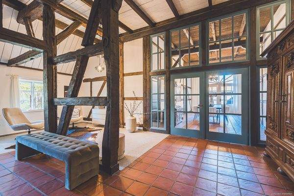 Blick aus dem Wohnbereich zur Diele