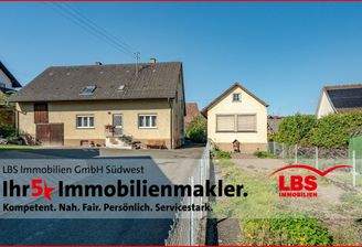 Hausansicht mit Zufahrt